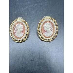 Vintage Cameo Earrings .5" Gold Tone Pierced #99